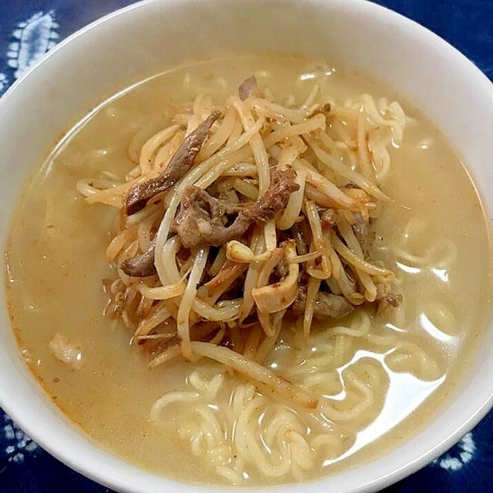 豚ハツともやしのピリ辛炒めとんこつラーメン